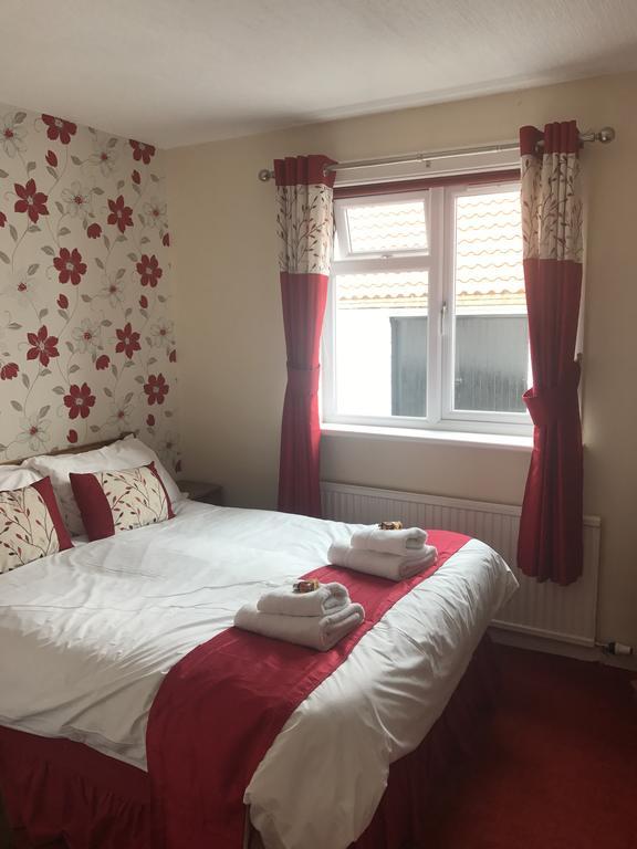 Riccarton Inn Currie Bagian luar foto